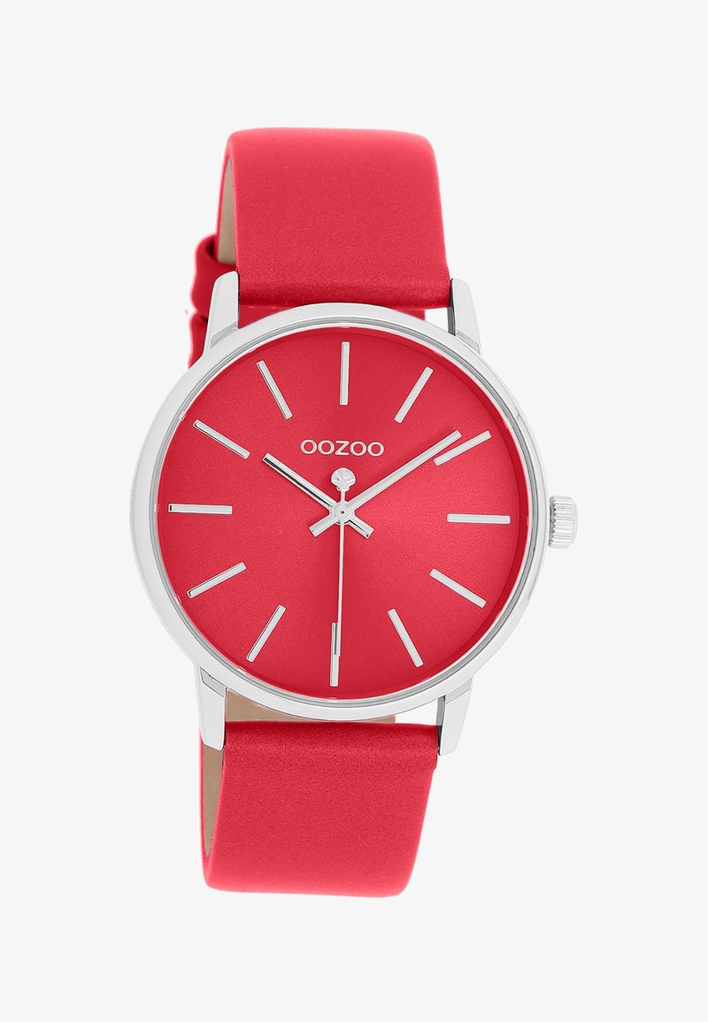 Montre-bracelet rouge avec boîtier en argent, index et aiguilles argentés, et bracelet en cuir rouge, affichant l'heure à 10h09min30s.
