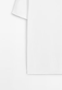 T-shirt blanc uni à manches courtes avec un ourlet droit, présenté de face sur un fond blanc.