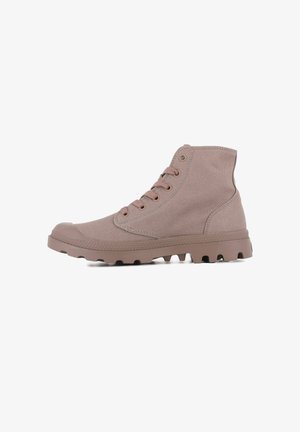 Brązowe wysokie buty z płótna mają gumową podeszwę z wypukłymi bieżnikami, sześć oczek na sznurówki i gładką teksturę.