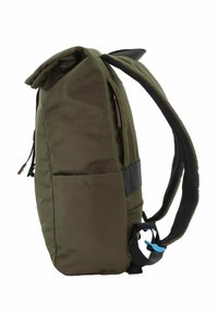 Zaino verde scuro realizzato in tessuto resistente, con chiusura a roll-top, tasche laterali, spallacci regolabili e una texture liscia.