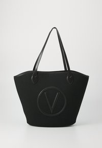 Borsa tote nera con esterno testurizzato, caratterizzata da un logo circolare evidente impresso con una "V" e due manici robusti in pelle abbinata.