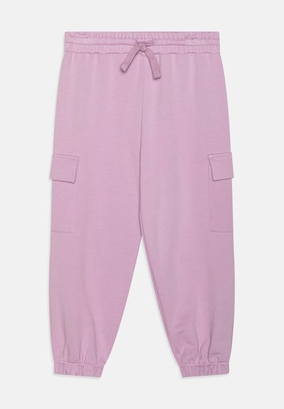 Ροζ φόρμες από μαλακό υλικό, με ελαστική μέση και κορδόνι, δύο πλαινές τσέπες και μανσέτες στους αστραγάλους.