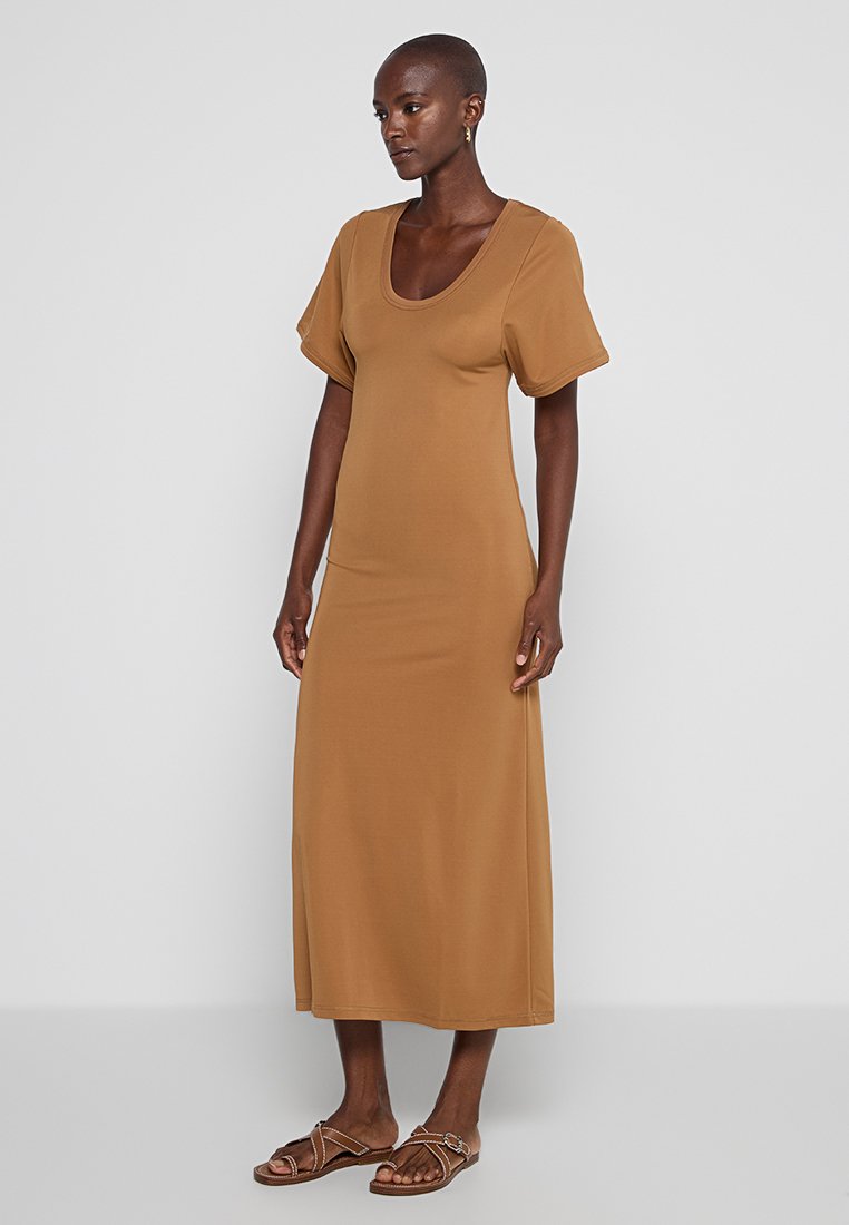By Malene Birger Maxi-jurk bruin