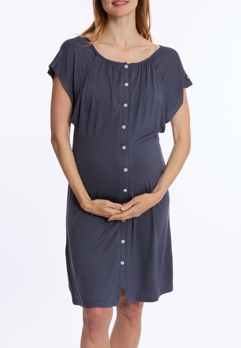 Grijze, kort-sleeve zwangerschapsjurk met een ronde hals, knopenmachine aan de voorkant en zachte stof, ontworpen voor comfort en gemak.