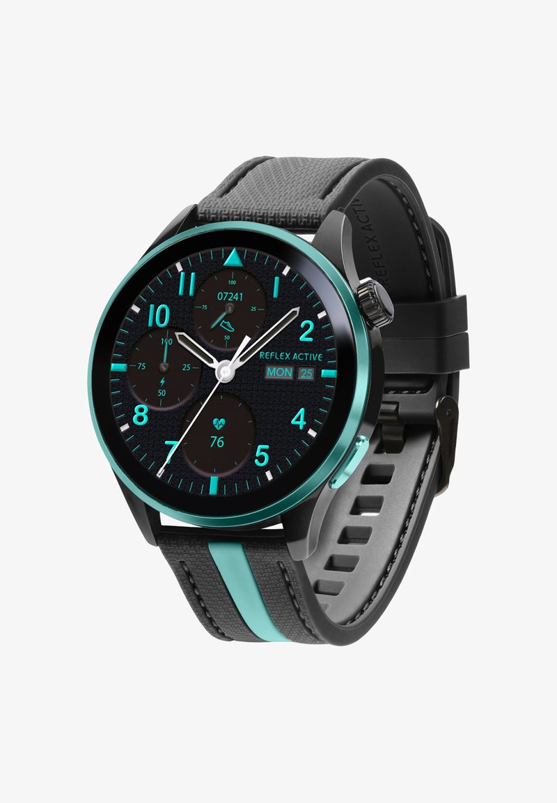 Zwarte smartwatch met een ronde wijzerplaat, turkse accentkleuren, een gestructureerde zwarte dial, meerdere sub-dials en een grijze siliconen band met strepen.