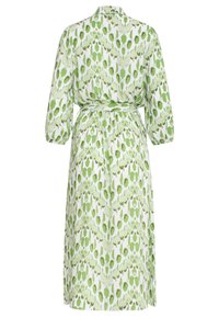 Grünes gemustertes Kleid mit Wickeldesign, langen Ärmeln, Kragen und einem Bindegürtel in der Taille. Das Material scheint leicht zu sein.