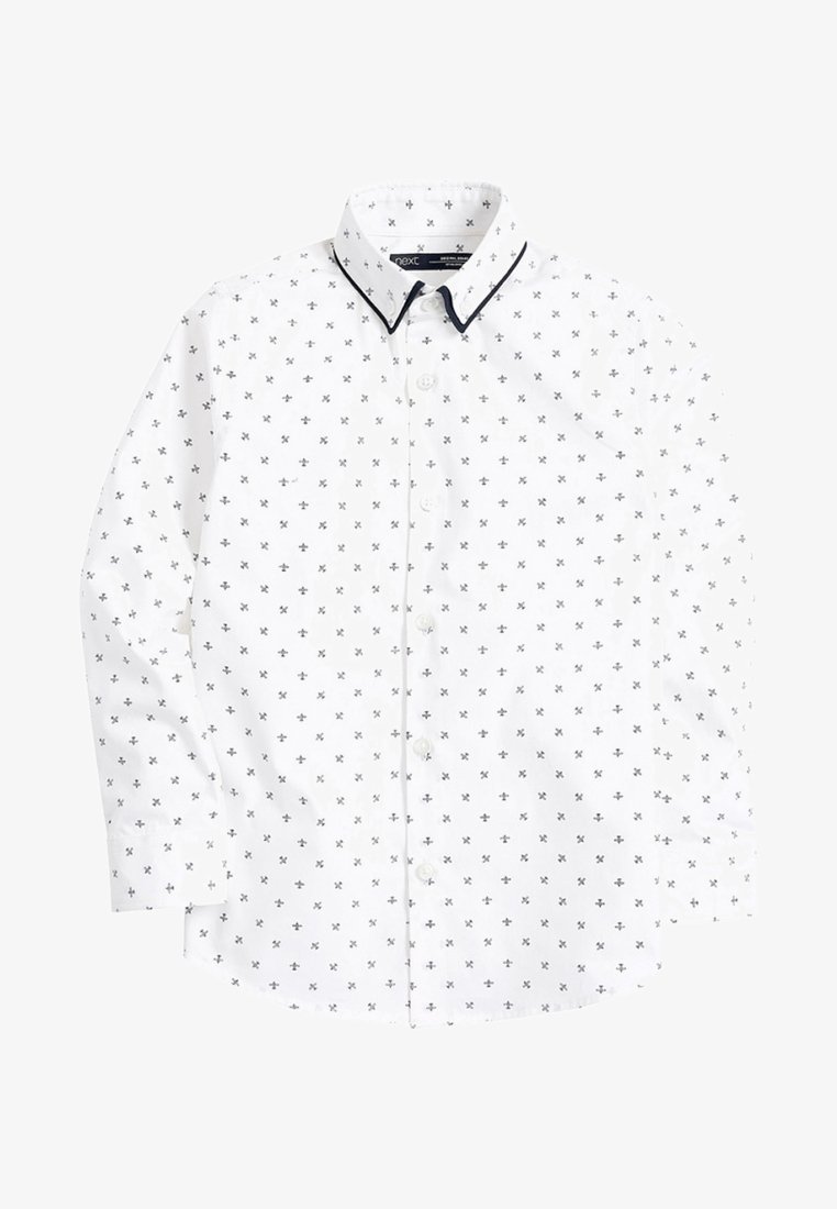 Chemise blanche à boutons avec petits motifs croix noirs, col bordé de noir, manches longues et fermeture boutonnée devant.