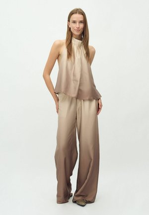 Satin tvådelat set med en ärmlös topp med hög hals och veck samt vida byxor, båda i en gradient beige-brun färg.