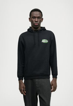 Musta huppari, jossa on etupuolella kenguru-tasku, nyöri-huppu ja vihreät graafiset yksityiskohdat rinnassa. Kangas näyttää pehmeältä ja klassiselta.