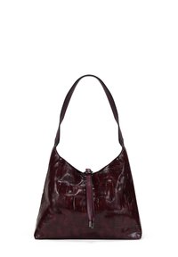 Bolso de cuero burdeos con grabado de cocodrilo, con una silueta curva, correa de hombro plana y un acento de cremallera central.