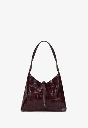 Bolso de cuero burdeos con grabado de cocodrilo, con una silueta curva, correa de hombro plana y un acento de cremallera central.
