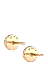 Boucles d'oreilles en or avec un design rond et plat. Fabriquées en argent sterling 925, avec une finition texturée et de petites tiges cylindriques.