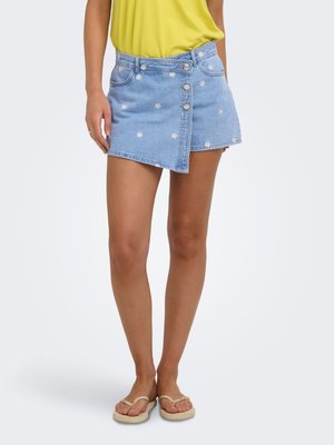 ONLY SKORTS ONLLESLY MITTLERE TAILLE NORMAL GESCHNITTEN SKORTS - Shorts vaqueros - light blue denim