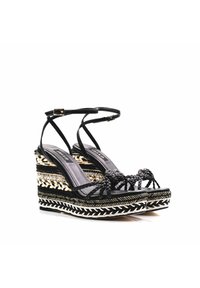 Sandalias de cuña negras con detalle de cuerda trenzada, que presentan una tira para el dedo del pie trenzada y correas en el tobillo. La plataforma tiene acentos en negro, blanco y dorado.