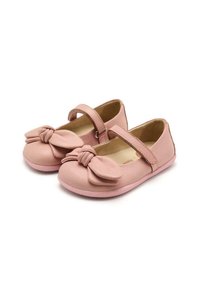 Scarpe in pelle rosa con un fiocco sulla punta e una fascia sopra il collo del piede. Sole piatto con una base in gomma rosa chiaro. Design a punta rotonda.