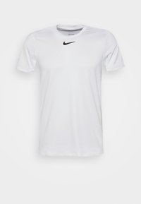 Camiseta deportiva de manga corta blanca hecha de un tejido transpirable. Presenta un pequeño logo negro de Nike en la parte superior del pecho izquierdo. Diseño clásico de cuello redondo.