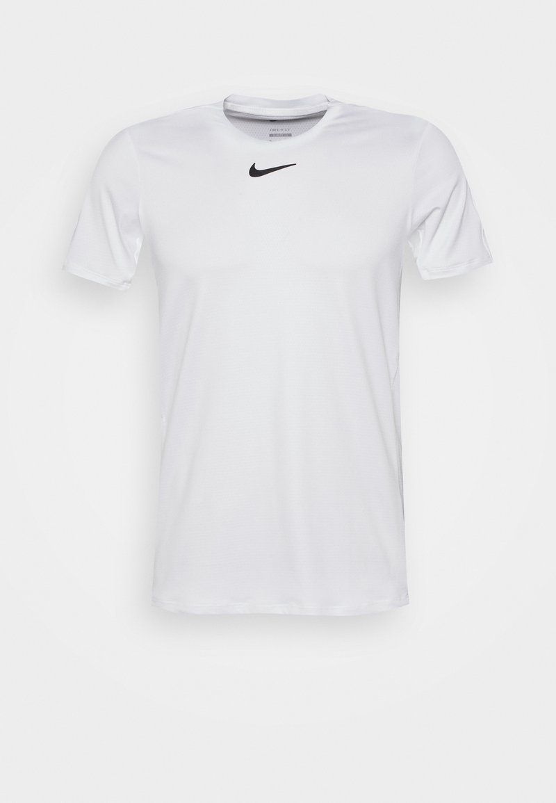 Camiseta deportiva de manga corta blanca hecha de un tejido transpirable. Presenta un pequeño logo negro de Nike en la parte superior del pecho izquierdo. Diseño clásico de cuello redondo.
