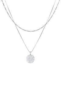 Collana a doppio strato in argento con un ciondolo circolare testurizzato. Le catene presentano design diversi, tra cui un anello liscio e uno intrecciato.