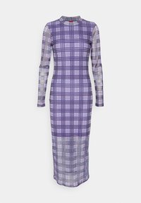 Robe violette ajustée à manches longues avec un motif à carreaux, dotée d'un col haut et de panneaux en tissu transparent. Longueur midi avec une coupe droite.