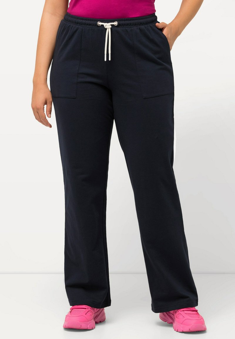 Marineblauwe joggingbroek met elastische tailleband en koord, voorzien van twee voorzakken en rechte pijpen, gemaakt van zachte stof.