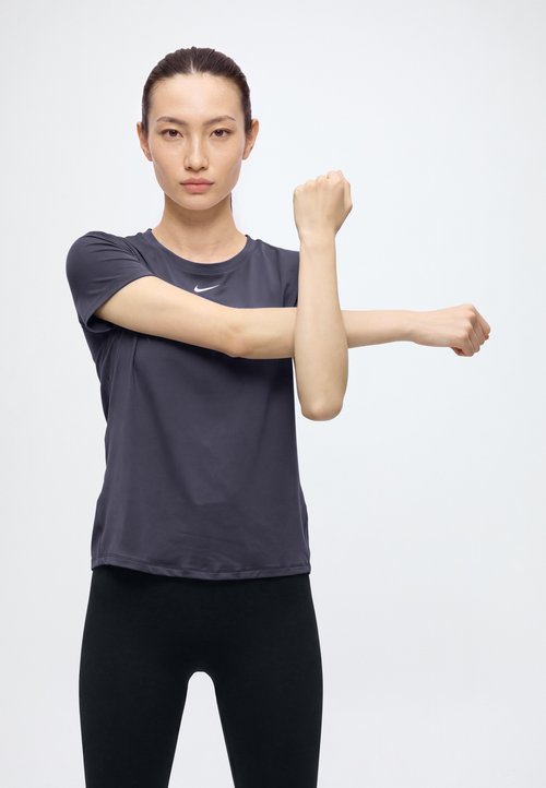 Nike ONE CLASSIC - Sports T-shirt - gridiron/white — foto 4