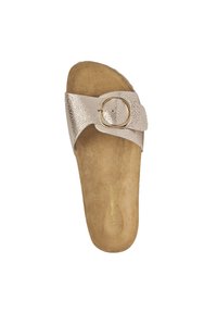 Sandales en faux cuir métallisé avec une surface texturée, large sangle avec boucle ronde, semelle intérieure souple couleur tan, design ouvert au niveau des orteils.