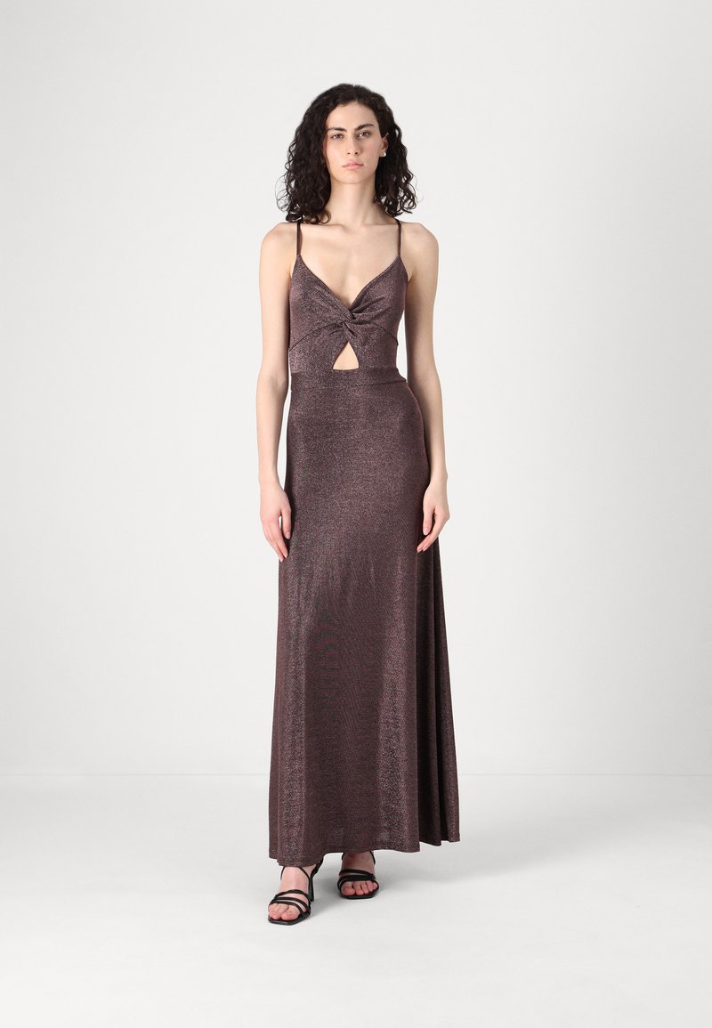 Rochie maxi de culoare șampanie, cu un design cu torsadare în față, detaliu tip cheie, bretele subțiri și o textură netedă, strălucitoare.