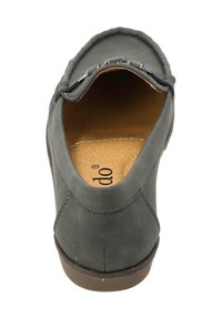 Zapato gris de cuero tipo slip-on con punta redondeada, detalles de costura y suela marrón. El interior cuenta con una plantilla texturizada con la marca.