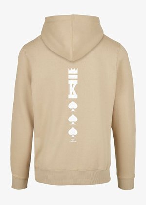 Hanorac bej cu glugă, având pe spate o grafică albă mare cu o coroană, litera "K" și simboluri de trefle. Material din amestec de bumbac.