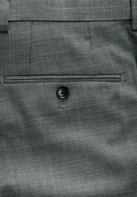 Tissu gris avec un tissage texturé, featuring une poche arrière, une fermeture à bouton noir et des détails de coutures subtils.