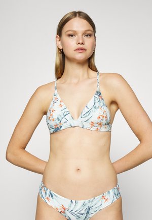 Conjunto de biquíni floral com um fundo azul claro, alças finas ajustáveis e detalhes laranja, incluindo um sutiã triangular e um fundo franzido.