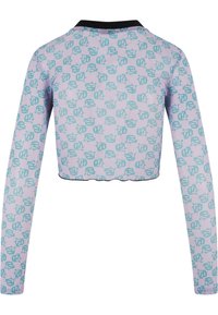 Langermet cropped topp i pastelllilla med et tilbakevendende logo-mønster i teal. Svart kanting ved kragen, glatt tekstur, lett stoff.