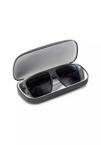 Czarne prostokątne okulary przeciwsłoneczne w twardym etui o teksturowanej powierzchni, z srebrnym wykończeniem wnętrza oraz logo widocznym wewnątrz etui.