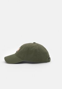 Olivgrüne Baumwoll-Baseballkappe mit gebogenem Schirm, bestickt auf der Vorderseite und verstellbarem Riemen auf der Rückseite.