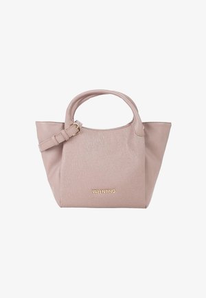 Sac à main en cuir rose avec surface texturée, doté d'une poignée supérieure et d'une bandoulière ajustable. Logo doré bien en évidence.