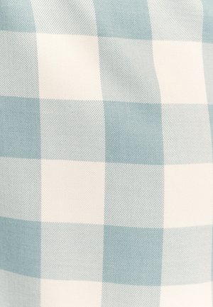 Šviesiai mėlynas ir baltas languotas audinys, kuriame vyrauja check raštas. Medžiaga atrodo austinė, turi minkštą tekstūrą ir tolygų spalvų pasiskirstymą.