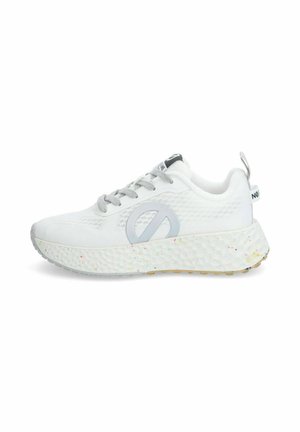 Witte sportieve schoenen met een gestructureerde mesh bovenkant en zilveren accenten. Voorzien van een chunky, spikkelachtige zool en grijze veters.
