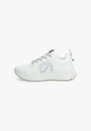 Baskets de sport blanches avec une tige en maille texturée et des accents argentés. Elles disposent d'une semelle épaisse et mouchetée ainsi que de lacets gris.