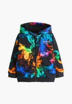 Juodas užsegamas užtrauktuku džemperis su gaubtu, ant kurio yra įvairiaspalviai žalsvi, mėlyni, oranžiniai ir rožiniai besisukantys dūmų raštai, o ant krūtinės – baltas tekstas.