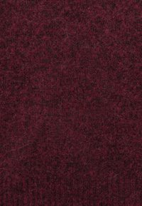 Burgundi punutud kangas pehme tekstuuriga, millel on karvane pind ja õrnad värvitoonide erinevused kogu ulatuses.