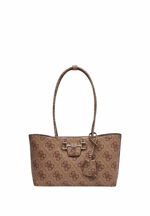 Borsa tote marrone Guess con motivo monogramma, doppi manici a spalla, dettaglio con fibbia in metallo e etichetta attaccata con la scritta "Guess Est 1981".