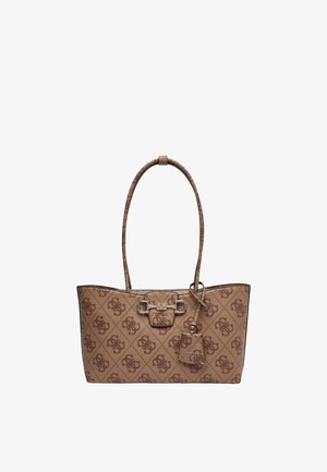 Borsa tote marrone Guess con motivo monogramma, doppi manici a spalla, dettaglio con fibbia in metallo e etichetta attaccata con la scritta "Guess Est 1981".