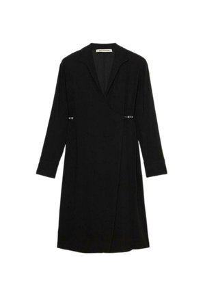 Zwarte wikkeljurk van zacht materiaal, met een kraag, lange mouwen en twee zilveren accenten op de taille. Gladde textuur en minimalistisch ontwerp.