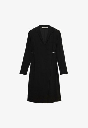 Zwarte wikkeljurk van zacht materiaal, met een kraag, lange mouwen en twee zilveren accenten op de taille. Gladde textuur en minimalistisch ontwerp.