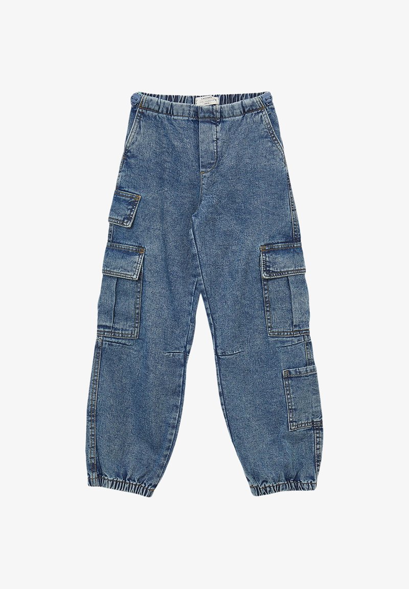 Pantaloni cargo in denim blu con vita elasticizzata, molteplici tasche laterali e orli arricciati. Presentano una texture scolorita e una vestibilità casual.