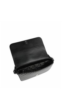 Borsa a tracolla nera con flap aperto, caratterizzata da un motivo geometrico argentato all'esterno e foderata con un tessuto scuro a fantasia all'interno.