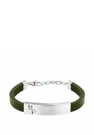 Braccialetto in metallo argento e pelle verde oliva con chiusura a catena regolabile e targhetta rettangolare liscia.