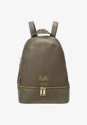 Olijfgroene leren rugzak met een ronde vorm, gouden hardware, gestructureerde accenten en een dubbele ritssluiting aan het onderste compartiment.