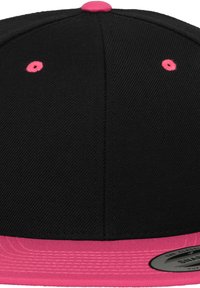 Černá kšiltovka snapback s texturovaným povrchem, se silným růžovým kšiltem a horním knoflíkem. Obsahuje růžové očnice pro ventilaci.