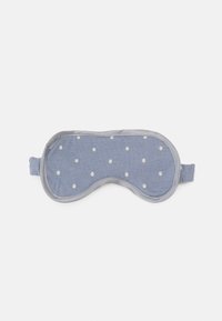 Blå sömnmask av mjukt tyg, med vita prickar. Designad med gråa kanter och en justerbar elastisk rem.